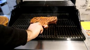 Огромный Стейк на Газовом гриле \Char-Broil Professional 3S