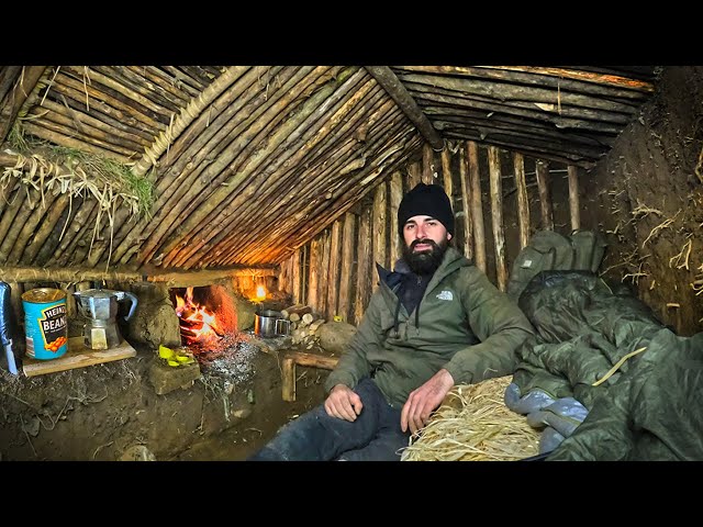 Одиночная ночевка в земляном укрытии Бушкрафт, приготовление пищи и прогулки по лесу кабанов