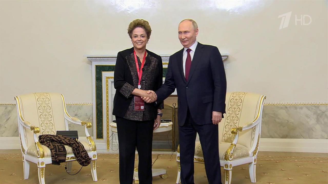 Владимир Путин проводит встречу с главой Нового банка развития БРИКС Дилмой Руссефф
