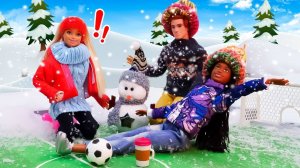 Барби и Кен на футбольном поле зимой — Смешные видео для девочек — Игры в куклы Барби