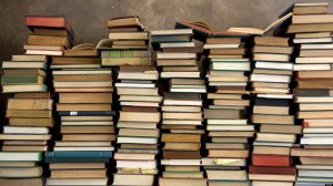 В ДЕПРЕССИИ ПОКАЗЫВАЮ КНИГИ | КНИЖНЫЕ СТОПКИ
