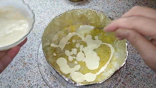 СЛОЕНЫЙ САЛАТ СО ШПРОТАМИ//НОВОГОДНИЙ САЛАТ смотреть онлайн