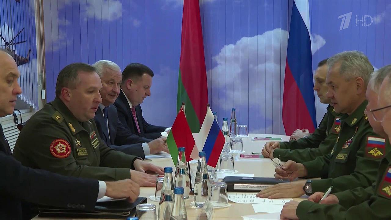 В Минске прошли переговоры министра обороны РФ Сер...гу и президента Белоруссии Александра Лукашенко