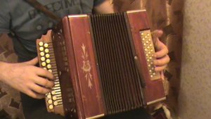 Бежит река, в тумане тает, с нотами в цифрах