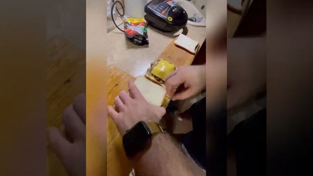 Утренний сандвич с ветчиной, сыром, беконом и грибами:? смотреть онлайн