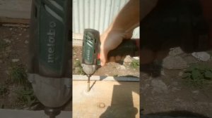Ударный винтоверт Metabo PowerMaxx SSD 10,8 , закручиваю саморезы по бетону .