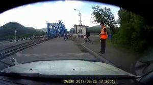 Поезд чуть не сбил