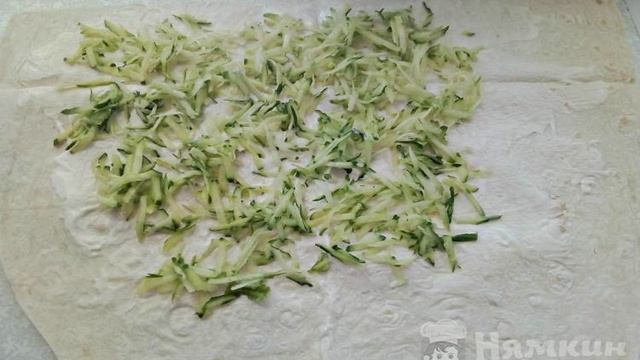 Хот-дог в лаваше со свежими огурцом и помидором