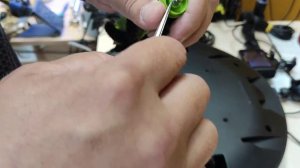 Робот-пылесос. Чистка центральной щетки.