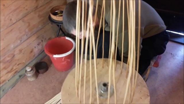 МК от Юриса Гавaрса плетение конусной корзиночки часть 1 смотреть онлайн