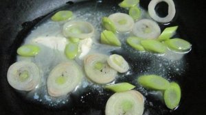 Омлет с луком-порей кабачком и грибами