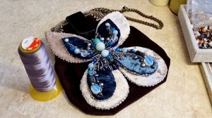 Бархатная сумочка с вышивкой