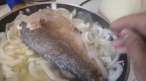 Вкусная рыба на луковой подушке...