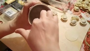 Лепим пельмени из покупного теста