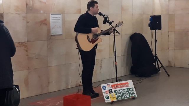 Классное исполнение известной песни гитаристом. Музыка в метро. Москва. Метро Чеховская. Март. 2022 смотреть онлайн
