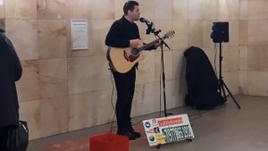 Классное исполнение известной песни гитаристом. Музыка в метро. Москва. Метро Чеховская. Март. 2022