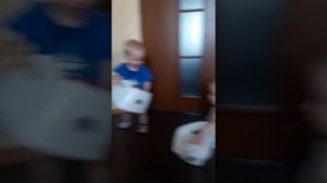 Двойняшки- мальчики пошли на горшок .