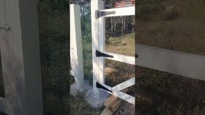 Монтаж рамы распашных деревянных ворот на столбы забора