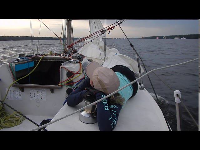 Фаворит под спинакером в гонке. смотреть онлайн