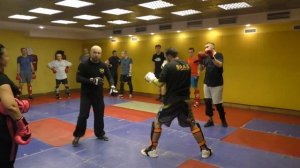 Самооборона S.P.A.S. - защита от ударов уходом на ногах и контратака.