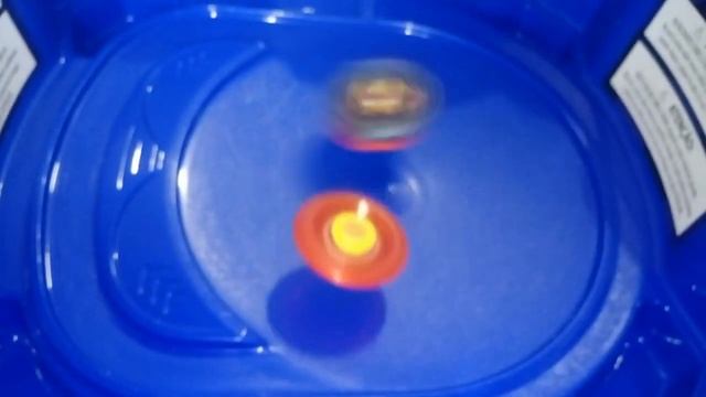 Batalha de Beyblade Burst vs Infinity nado Brave Valkyrie vs Blade