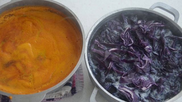 Как покрасить яйца на Пасху. Окрашивание куркумой и красной капустой //ЗАНИМАТЕЛЬНАЯ КУЛИНАРИЯ