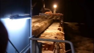 Фееричное видео потери моряками многотонного груза с корабля