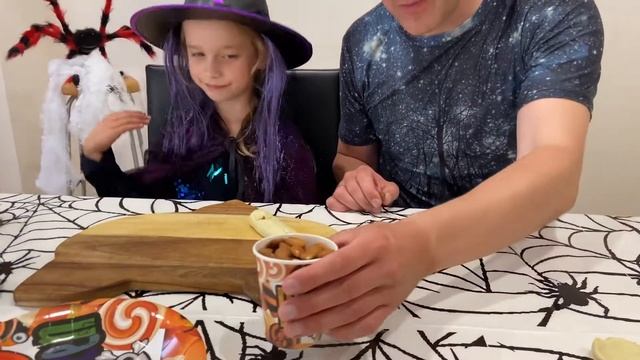 МИЛАНА и ПАПА готовят на ХЭЛЛОУИН | ИДЕИ БЛЮД на Хэллоуин смотреть онлайн