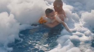 Пенная вечеринка в бассейне