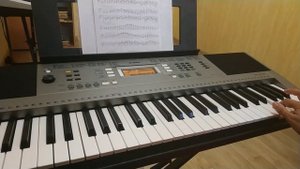 Как играть длинное арпеджио в До мажоре на синтезаторе правой рукой. Урок 15
