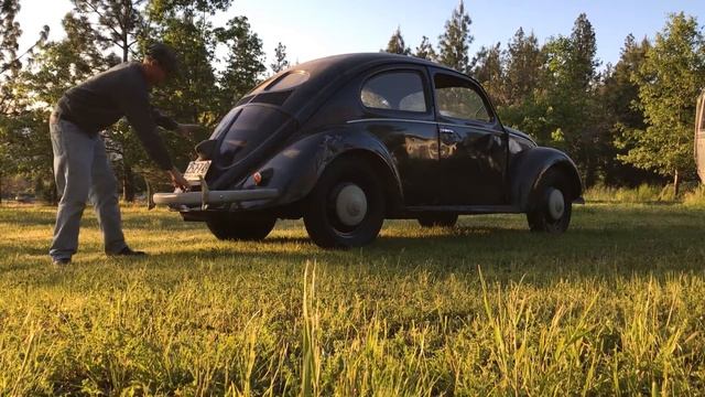Hand Crank Starting a 1949 Volkswagen Beetle смотреть онлайн