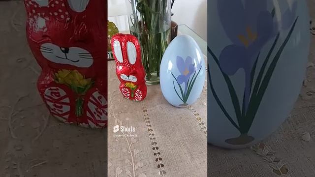 Цветы, букет в вазе, шоколадные заяц и яйцо
