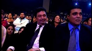 Saif Ali Khan in show Iifa -2006, Dubai/ Саиф Али Хан выступает на сцене под хиты Риши Капура в IIF