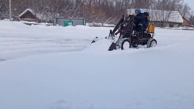 Работа самодельного мини трактора погрузчика 4 Х 4 с одним ремнем сцепления. Результат удивил. смотреть онлайн