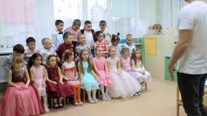 Как позировать мальчикам и девочкам в детском саду?