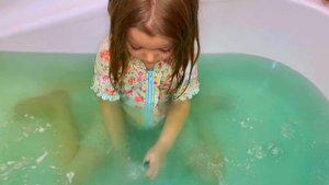 Разноцветные сюрприз-бомбочки для ванны ! Каролина играет в ванной с новыми игрушками