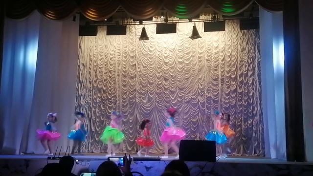 танец "Поделись улыбкою" от ансамбля Непоседы смотреть онлайн