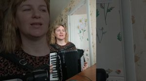 Раскачала, раскачала в море синяя волна!))))