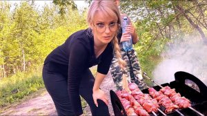 Марина жарит шашлык :)