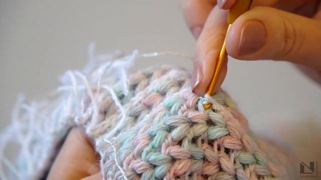 Вяжем модную шапку крючком. Мастер-класс по вязанию шапки