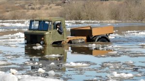 ГАЗ-66 с мотором ВАЗ прёт вброд по льдам! The Soviet truck is rushing through the ice