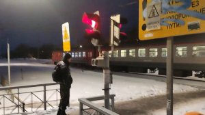 Звонит железнодорожный переход, электричка едет 22 февраля 2024 года