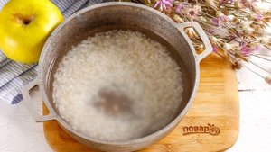 Рисовая каша с яблоками и изюмом