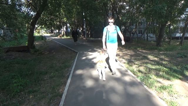 Настя топает ножками и бастует против коляски. На ручки смотреть онлайн