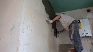 Подготовка гипсовой штукатурки под укладки плитки.