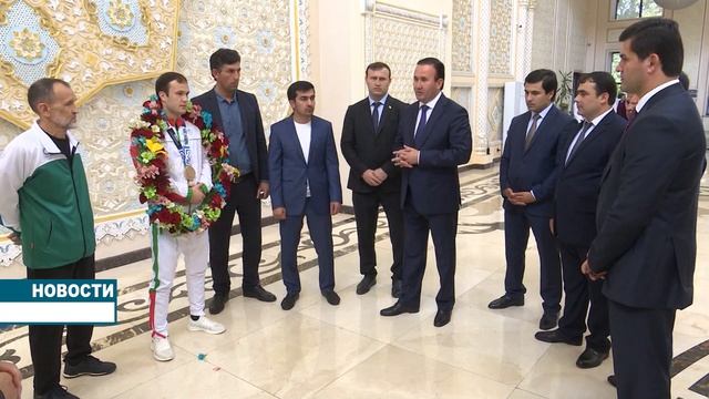 Боксёр Баходур Усмонов. Встреча в аэропорту. смотреть онлайн