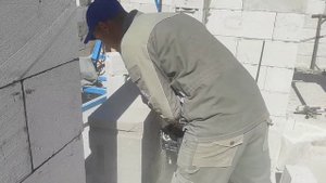 Выпиилевание у блока, пиление газобетона, выпиливание канала в газобетоне
