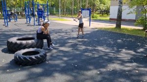 Дети с нунчаками. Тренировка во дворе.