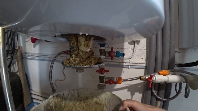 ⚫ НЕ ГРЕЕТ ВОДОНАГРЕВАТЕЛЬ. ПРОФИЛАКТИКА И РЕМОНТ за 15 мин. своими руками смотреть онлайн