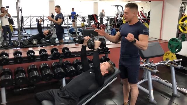 3.2. Разведение гантелей лежа на наклонной лавке смотреть онлайн